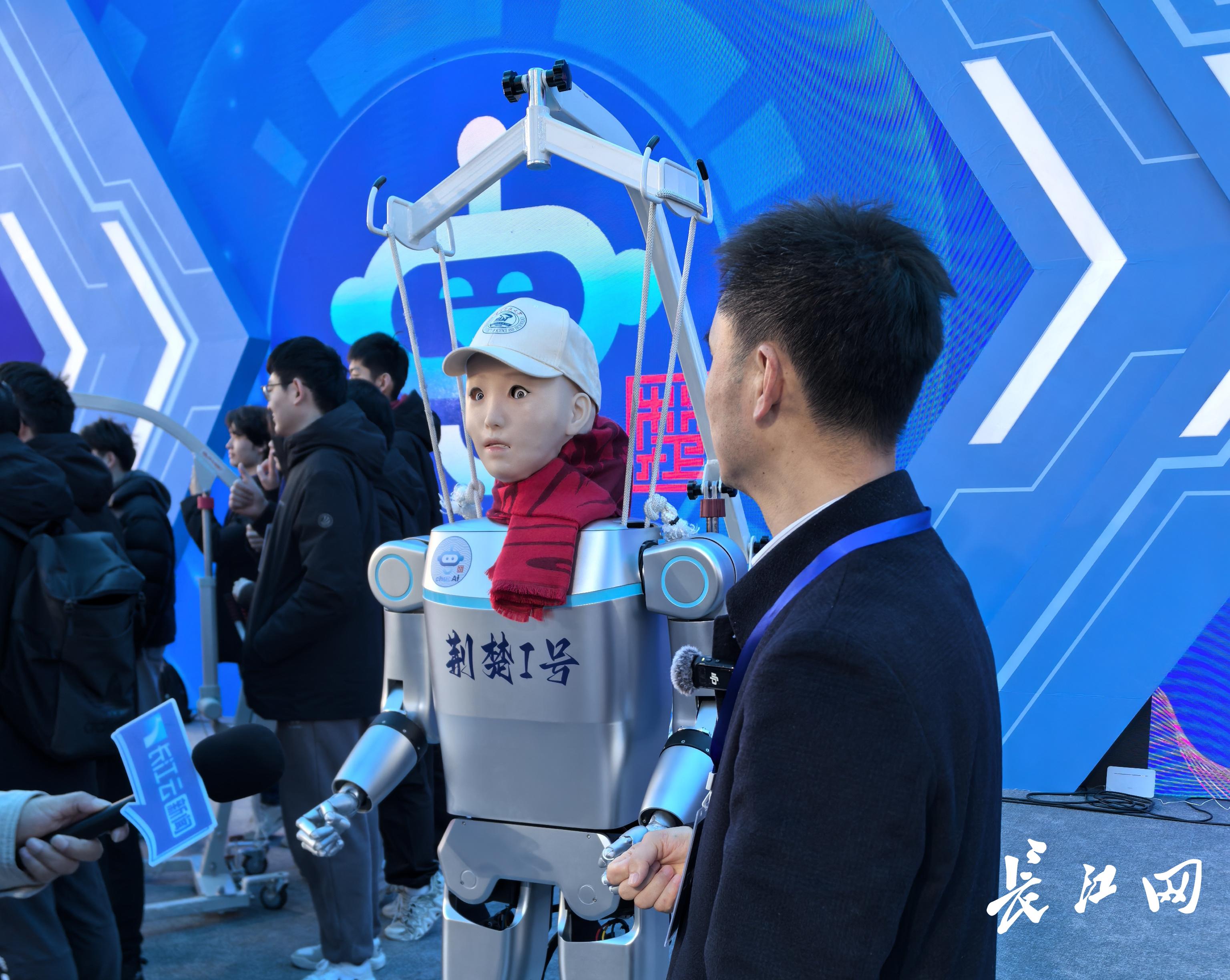 湖北10款人形机器人震撼亮相 服务消费机器人制造迎来新突破